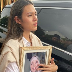 Peluk Foto di Pemakaman, Raisa Ceritakan Detik Kepergian Sang Ibunda