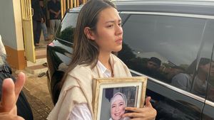 Peluk Foto di Pemakaman, Raisa Ceritakan Detik Kepergian Sang Ibunda