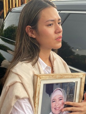 Peluk Foto di Pemakaman, Raisa Ceritakan Detik Kepergian Sang Ibunda