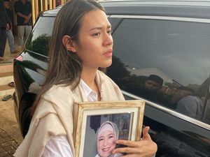 Peluk Foto di Pemakaman, Raisa Ceritakan Detik Kepergian Sang Ibunda