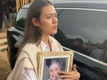 Peluk Foto di Pemakaman, Raisa Ceritakan Detik Kepergian Sang Ibunda