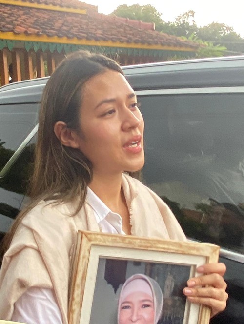 Raisa usai pemakaman ibunda di Taman Pemakaman Muslim Gandul, Cinere, Depok, Jawa Barat.