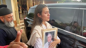 Di depan makam, Raisa mengucap syukur karena kepergian sang ibu begitu tenang, “Sama sekali gak ada kesakitan.” Foto: Pingkan/detikcom
