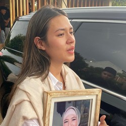 Raisa Berduka, Hamish Daud Bawa Bunga dan Doa