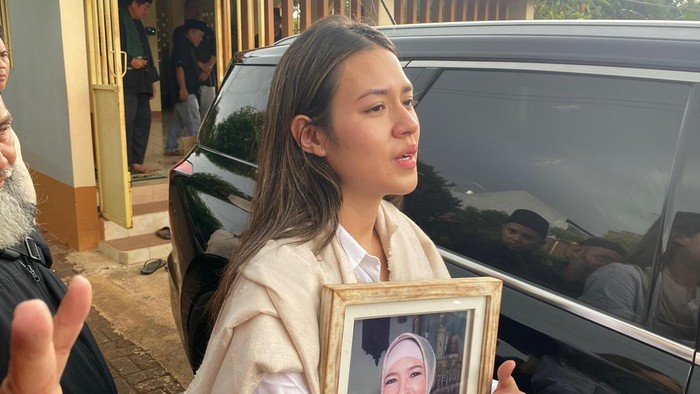 Raisa usai pemakaman ibunda di Taman Pemakaman Muslim Gandul, Cinere, Depok, Jawa Barat.