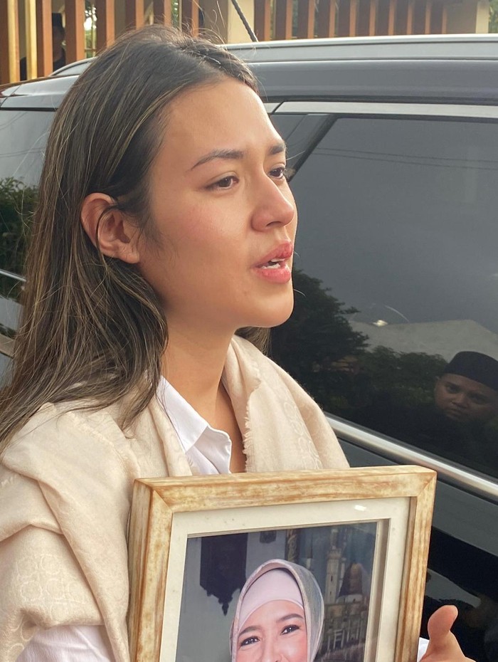 Raisa usai pemakaman ibunda di Taman Pemakaman Muslim Gandul, Cinere, Depok, Jawa Barat.