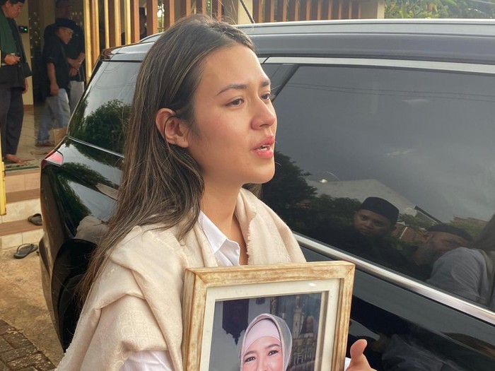 Raisa usai pemakaman ibunda di Taman Pemakaman Muslim Gandul, Cinere, Depok, Jawa Barat.