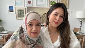 Makan bersama sambil berbagi cerita, momen sederhana yang kini terasa tak ternilai bagi Raisa. Foto: Instagram Raisa