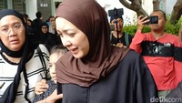 Istri Lemas Antar Gary Iskak ke Pemakaman