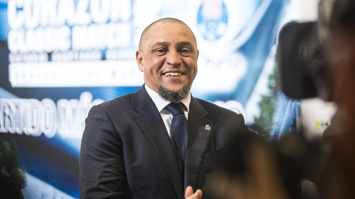 MADRID, SPAIN - DECEMBER 20: Roberto Carlos attends the Corazn Classic Match Charity Football Match at Santiago Bernabu Stadium on December 20, 2023 in Madrid, Spain.  (Photo by David Benito/Getty Images)