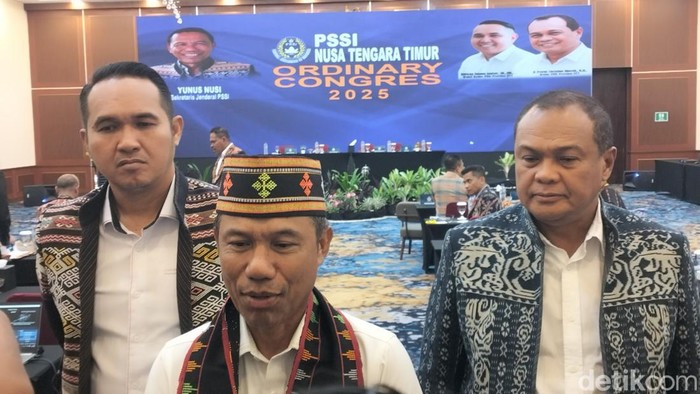 Sekjen PSSI Yunus Nusi memberikan keterangan pers seusai membuka Kongres Biasa PSSI NTT di Labuan Bajo, Manggarai Barat, Sabtu (29/11/2025) malam. (Ambrosius Ardin)