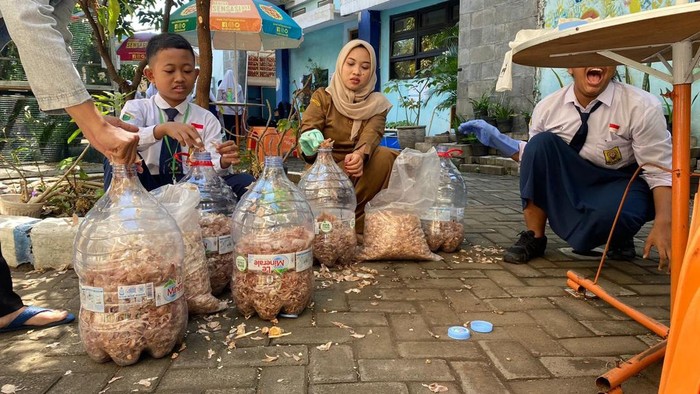 Siswa SMPN 57 Surabaya ciptakan inovasi limbah kulit bawang diolah jadi tinta spidol