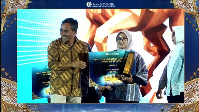 Siti Fatimah, jurnalis detikJabar/detikcom saat menerima pengharagaan di ajang WJJC 2025.