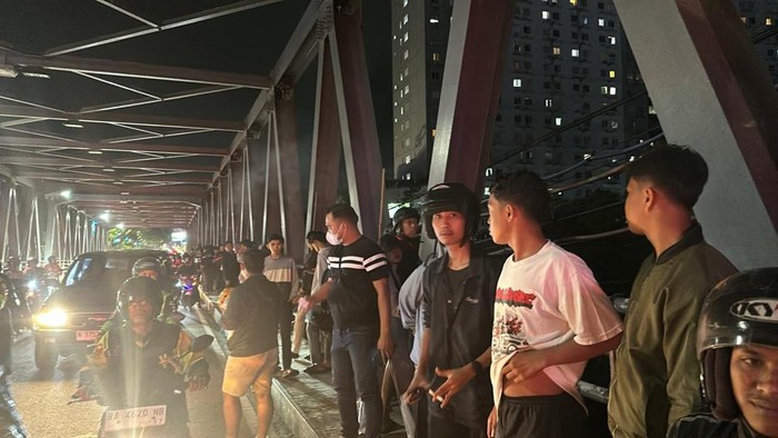 Suasana jembatan Suhat saat kejadian mahasiswa bunuh diri