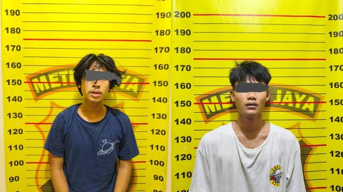 Tampang dua pelaku pencurian kotak amal di Masjid kawasan Mampang Prapatan, Jakarta Selatan.