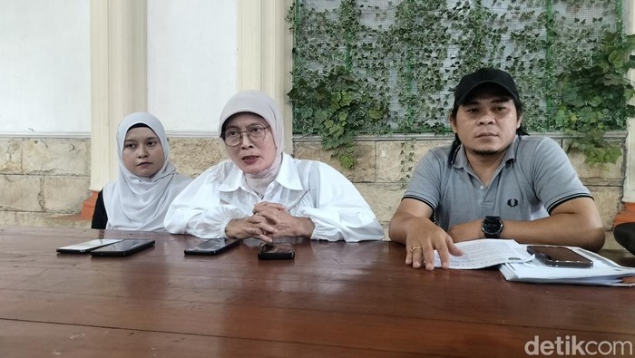 Tatik didampingi kuasa hukumnya