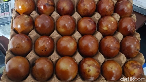 Telur asin bakar yang diproduksi pakai bonggol jagung di Surabaya Telur asin bakar yang diproduksi pakai bonggol jagung di Surabaya