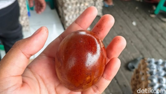 Telur asin bakar yang diproduksi pakai bonggol jagung di Surabaya