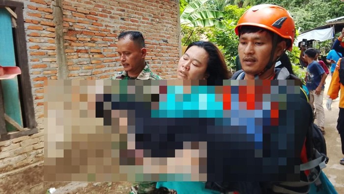 Tim SAR mengevakuasi jenazah bocah tenggelam di Sungai Batang Tebo, Bungo, Jambi