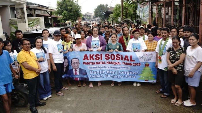 Tim Panitia Natal Nasional menyalurkan sembako untuk korban banjir di Medan (Foto: Dok. Panitia Natal Nasional)