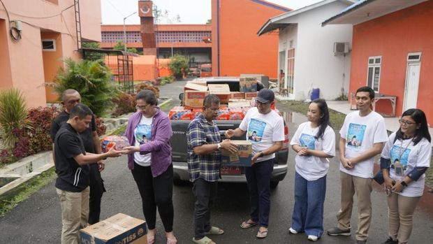 Tim Panitia Natal Nasional menyalurkan sembako untuk korban banjir di Medan (Foto: Dok. Panitia Natal Nasional) Tim Panitia Natal Nasional menyalurkan sembako untuk korban banjir di Medan (Foto: Dok. Panitia Natal Nasional)