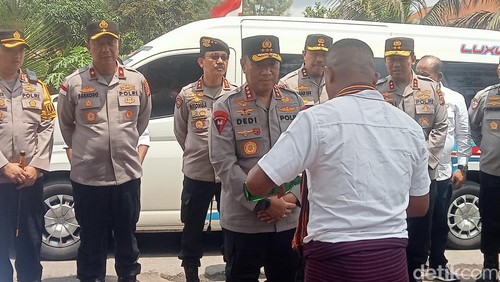 Wakapolri Komjen Dedi Prasetyo meresmikan sistem peringatan dini Gunung Lewotobi Laki-laki, Flores Timur, NTT, Sabtu (29/11/2025).