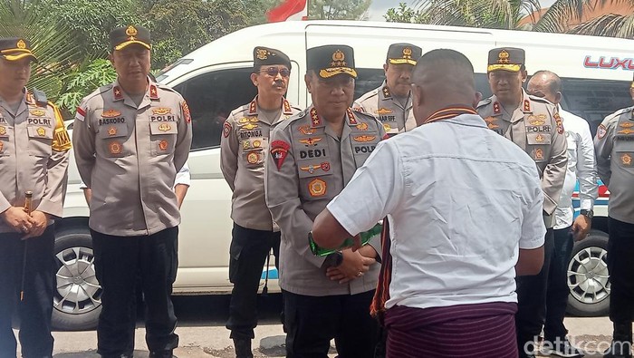 Wakapolri Komjen Dedi Prasetyo meresmikan sistem peringatan dini Gunung Lewotobi Laki-laki, Flores Timur, NTT, Sabtu (29/11/2025).