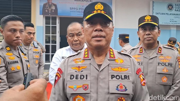 Wakapolri Komjen Dedi Prasetyo diwawancarau seusai meninjau SPPG di SPN Polda NTT, Sabtu (29/11/2025). (Yufengkia Bria/detikBali).