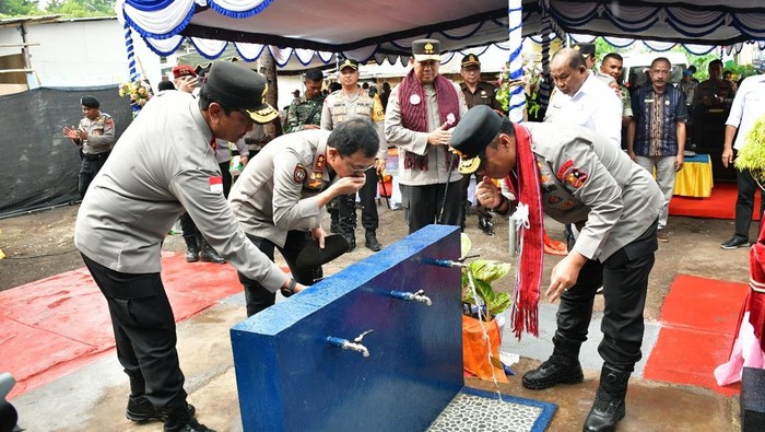 Wakapolri Komjen Dedi Prasetyo saat meresmikan sumur bor dan menyerahkan bansos kepada pengungsi erupsi Gunung Lewotobi Laki-laki di Desa Konga, Kecamatan Titehena, Flores Timur, NTT, Sabtu (29/11/2025). (Dok. Polda NTT).