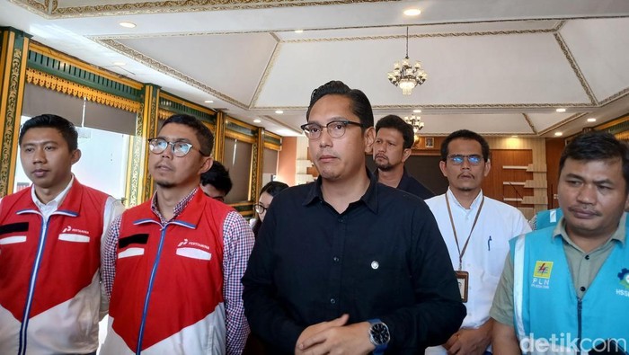 Wali Kota Medan Rico Tri Putra Bayu Waas bersama pihak Pertamina serta PLN saat wawancara di Rumah Dinas Wali Kota Medan. (Foto: Juita Sinuhaji/detikSumut).