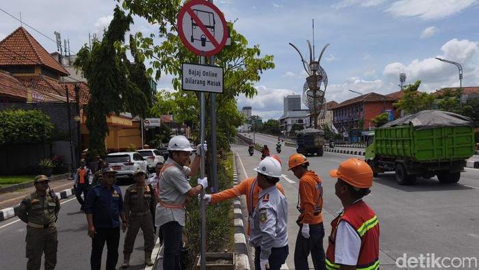 Wali Kota Solo Respati Ardi saat memasang rambu larangan bajaj online di Jalan Slamet Riyadi, Kelurahan Kerten, Kecamatan Laweyan, Kota Solo, Sabtu (29/11/2025).