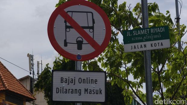 Wali Kota Solo Respati Ardi saat memasang rambu larangan bajaj online di Jalan Slamet Riyadi, Kelurahan Kerten, Kecamatan Laweyan, Kota Solo, Sabtu (29/11/2025).