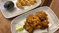 Restoran ini juga menyajikan hidangan pendamping yang tak kalah lezat. Seperti karaage, gyoza, tempura, dan lainnya. Foto: Yenny Mustika Sari/detikcom