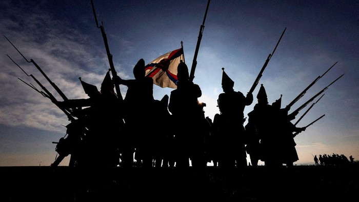 Pertempuran Austerlitz kembali “dihidupkan” di Moravia Selatan saat ribuan penggemar sejarah berkumpul untuk mengikuti peragaan ulang pertempuran legendaris tersebut, Sabtu (29/11/2025). Berlokasi di dekat kota Slavkov u Brna, gelaran ini menandai peringatan 220 tahun salah satu kemenangan paling terkenal dalam sejarah Eropa. REUTERS/David W Cerny
