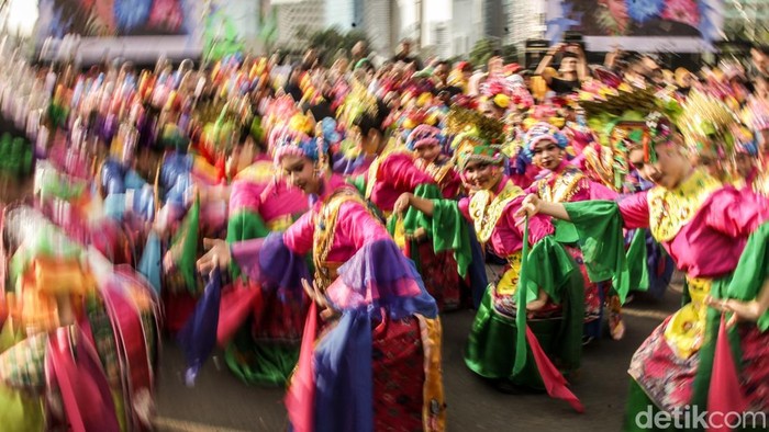 Gelaran Jakarta Penuh Warna menyemarakkan kawasan CFD Jakarta di Bundaran HI. Festival dimeriahkan aksi 500 penari.