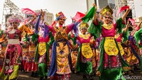 Sebanyak 500 penari memeriahkan HUT ke-58 Kadin DKI Jakarta dalam acara Jakarta Penuh Warna di Bundaran HI, Jakarta, Minggu (30/11/2025).