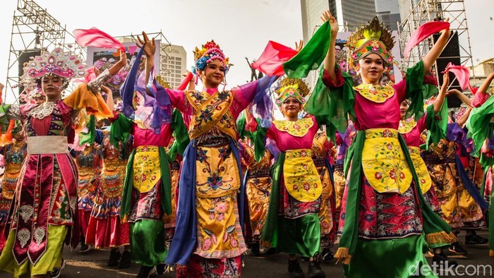 Gelaran Jakarta Penuh Warna menyemarakkan kawasan CFD Jakarta di Bundaran HI. Festival dimeriahkan aksi 500 penari.