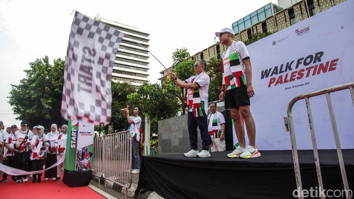 Kemlu menggelar Walk for Palestine di kawasan CFD Jakarta. Jalan bersama ini bagian dari solidaritas antara Indonesia ke Palestina.