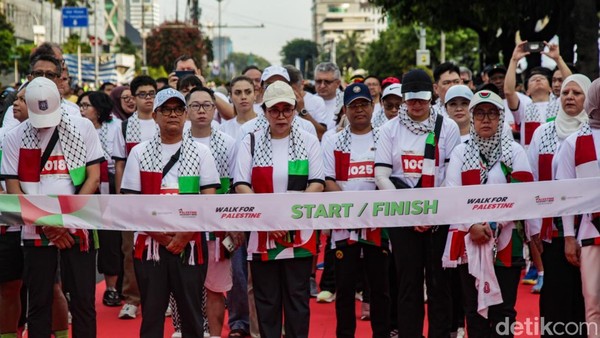 Aksi Solidaritas Palestina Lewat Jalan Bersama di CFD Jakarta