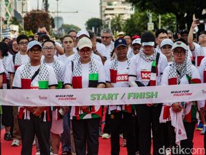 Aksi Solidaritas Palestina Lewat Jalan Bersama di CFD Jakarta