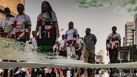 Walk for Palestine diikuti perwakilan negara sahabat sekaligus diisi donasi untuk bencana di Sumatera.  