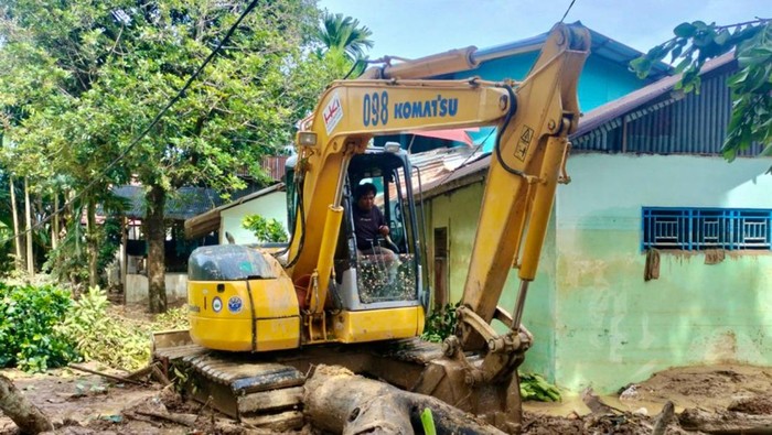 Alat berat diterjunkan untuk menangani sisa banjir bandang
