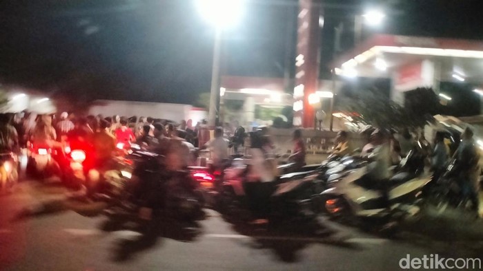 Antrean BBM di SPBU di Pidie (Agus Setyadi/detikcom)