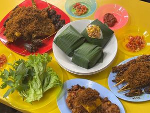 Gurihnya Nagih! Ayam Goreng Pinang Bertabur Serundeng Ada di Tebet