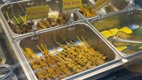 Begitu pula dengan sate-satean dari jeroan ayam yang banyak varian. Usus, ati ampela, kulit, ceker, hingga kepala ayam pun tersedia di sini. Foto: Diah Afrilian/detikcom