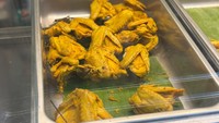 Menjadikan ayam kampung goreng sebagai andalannya, Ayam Kampung Pinang punya prosedur pemasakannya sendiri. Potongan ayam akan diungkep selama 1,5 jam hingga meresap dan empuk. Foto: Diah Afrilian/detikcom