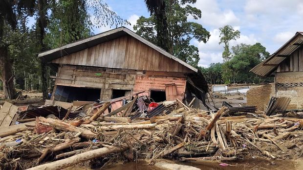 Banjir bandang menerjang Batang Toru, Tapanuli Selatan, Sumatera Utara, Indonesia, Sabtu (29/11/2025). (REUTERS/Arif Nasution)