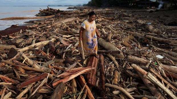 Banjir bandang yang terjadi di wilayah Padang, Sumatera Barat, menghanyutkan kayu gelondongan, Sabtu (29/11/2025). (REUTERS/Willy Kurniawan)