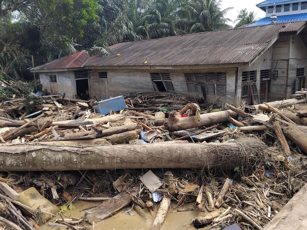 Banjir bandang yang terjadi di wilayah Padang, Sumatera Barat, menghanyutkan kayu gelondongan, Sabtu (29/11/2025). (REUTERS/Arif Nasution)
