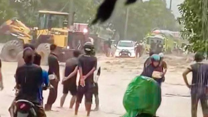 Banjir melanda Kelurahan Watusampu, Kota Palu, Sulawesi Tengah (Sulteng) usai wilayah tersebut diguyur hujan deras.